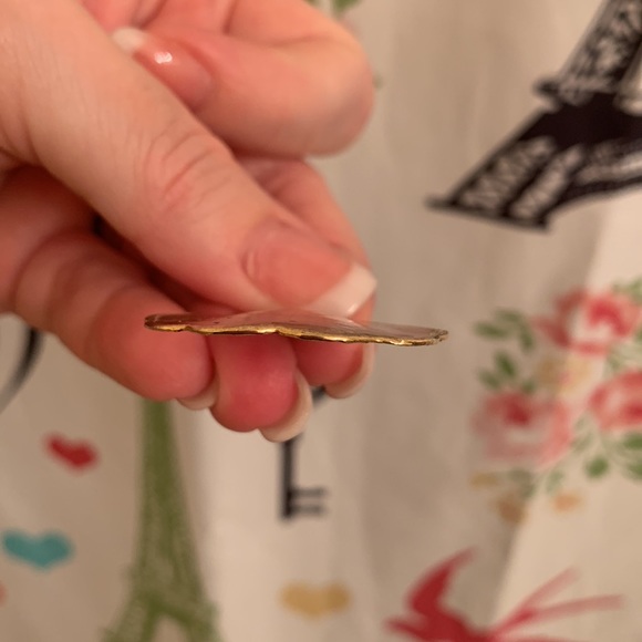 Vintage shell charm with gold border - Picture 4 of 7